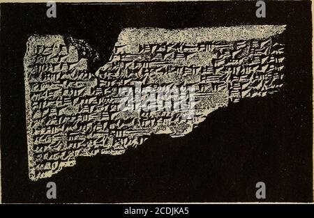 . La Bibbia degli insegnanti della scuola domenicale di Holman. Piastra 56. MATTONE DI NEBUCADNETSAR II, RE DI BABILONIA (B. C. 605-561). L'iscrizione recita: Io sono Nebuchadnetsar, il re di Babilonia, il restauratore dei thetemples di Sag-ili e Zida, il figlio maggiore di Nabopolassar, re di Babilonia. Mattoni usedin la costruzione di edifici pubblici ha portato il timbro del re nel cui regno si weremade. Questo mattone misura 13 X 13 pollici. ; ora è nel British Museum.. Piastra 57. FRAMMENTO DI UNA TAVOLETTA DI ARGILLA, inscritto in caratteri cuneiformi con parte del conto assiro della creazione, fra Foto Stock