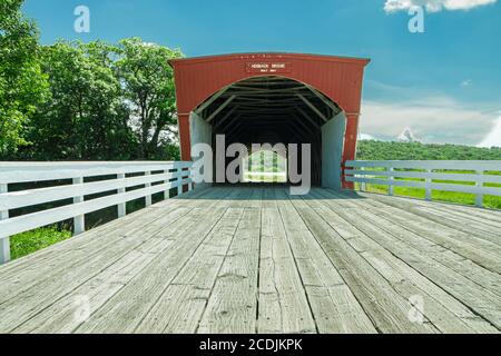 Basso angolo di Hogback ponte coperto con assi stradali e. cielo blu Foto Stock