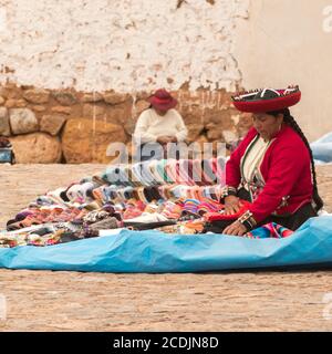 Chinchero, Perù - 05 ottobre 2018: Venditore nel mercato locale con prodotti tessili alpaca fatti a mano e souvenir a Chinchero, in Perù Foto Stock