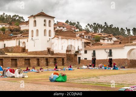 Chinchero, Perù - 05 ottobre 2018: Venditore nel mercato locale con prodotti tessili alpaca fatti a mano e souvenir a Chinchero, in Perù Foto Stock