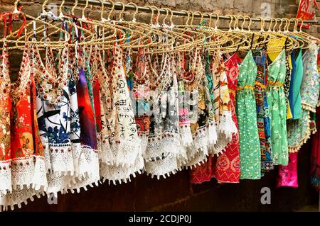 Abiti cinesi souvenir nella città di Fenghuang Foto Stock