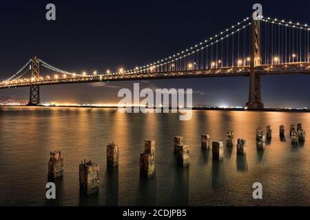 Ponte della Baia di San Francisco al Panorama notturno Foto Stock
