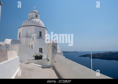 Santorini Grecia Agosto 2020, Vista al mare e Vulcano da Fira la capitale dell'isola di Santorini in Grecia Foto Stock