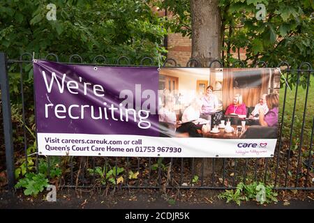 Windsor, Berkshire, Regno Unito. 28 agosto 2020. R stiamo reclutando banner fuori da una casa a Dedworth, Windsor. La Commissione per la qualità della cura per l'Inghilterra si rifiutano di rendere pubblico il numero di morti in cura viene dopo il Coronavirus Pandemic in modo da non pregiudicare gli interessi commerciali dei proprietari di casa di cura la Commissione per la qualità della cura per l'Inghilterra si rifiutano di comunicare al pubblico il numero di morti In cura viene seguendo il Coronavirus Pandemic in modo da non pregiudicare gli interessi commerciali dei proprietari di casa di cura. Credito: Maureen McLean/Alamy Foto Stock