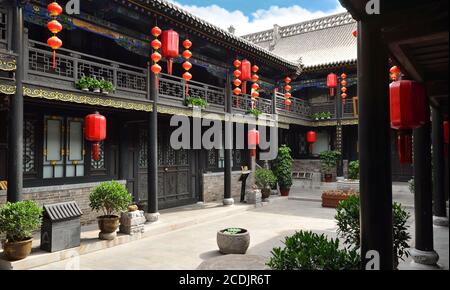 Pingyao, Cina - 19 maggio 2017: La decorazione di lampioni rossi per le strade di Pingyao Antica Città Cina. Foto Stock
