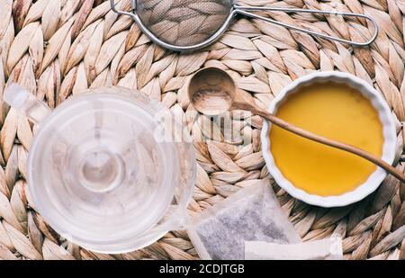 bustine di tè e attrezzature utilizzate per preparare il tè su un sfondo luminoso Foto Stock