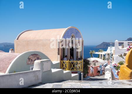 Santorini Grecia 2020 agosto, strade di Oia in una mattina presto con caffè e ristorante Foto Stock
