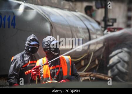 Gaza, Palestina. 28 Agosto 2020. I lavoratori palestinesi spruzzano il disinfettante sulle strade e sugli edifici della città di Gaza venerdì (agosto 28) mentre il blocco del coronavirus continua. (Foto di Ramez Habboub/Pacific Press) Credit: Pacific Press Media Production Corp./Alamy Live News Foto Stock