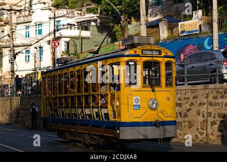 RIO DE JANEIRO, BRASILE - 24 giugno 2017: Tram di Santa Teresa Bondinho che arriva al punto finale Foto Stock