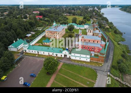 Vista dall'alto del monastero di Staroladozhsky Nikolsky in un giorno nuvoloso di agosto (fotografia aerea). Staraya Ladoga, Russia Foto Stock