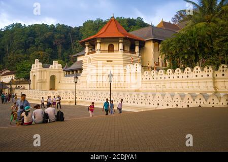 KANDI, SRI LANKA - 16 MARZO 2015: Serata al Tempio della Reliquia del dente (Sri Dalada Maligawa) Foto Stock