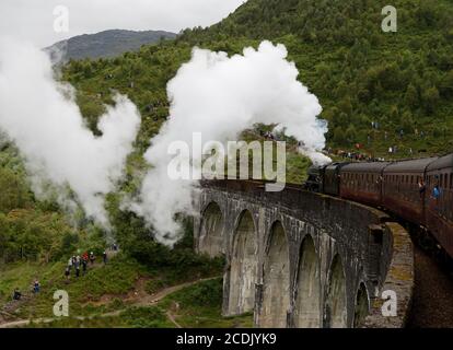 Treno a vapore Jacobite sulle Glenfinnan Viaduct Highlands Scotland Foto Stock