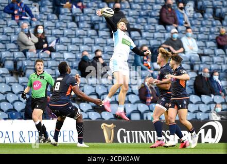 Tommy Seymour (centro) dei guerrieri di Glasgow tenta di prendere la palla durante la partita Guinness PRO14 a BT Murrayfield, Edimburgo. Foto Stock