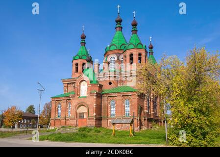 La vecchia chiesa dell'icona Tikhvin della Madre di Dio a Makaryev in un giorno di sole settembre. Regione di Kostroma, Russia Foto Stock