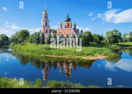 Vista dell'antica Cattedrale della Resurrezione alla confluenza dei fiumi polista e Porusya in un giorno di sole luglio. Staraya Russa, Russia Foto Stock