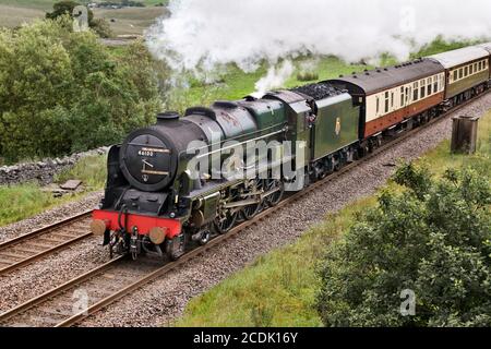 La locomotiva a vapore 'Royal Scot' trasporta il treno 'The Fellsman' sulla linea ferroviaria Settle-Carlisle vicino a Ribblehead nel Parco Nazionale Yorkshire Dales. Foto Stock