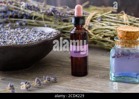 Cosmetici naturali lavanda e fiori secchi Foto Stock