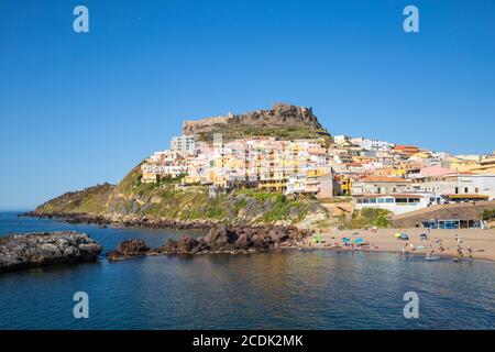 Italia, Sardegna, Provincia di Sassari, Castelsardo, Vista sulla spiaggia, la città vecchia e l'antico Castello dei Doria Foto Stock