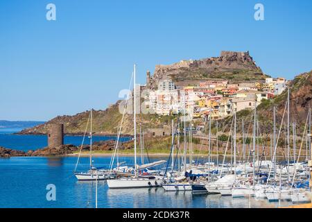 Italia, Sardegna, Provincia di Sassari, Castelsardo, Vista sul porto turistico verso l'antico Castello dei Doria Foto Stock