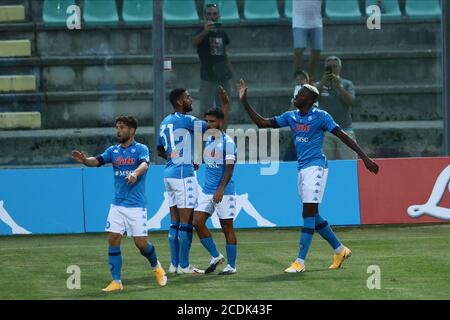 28 agosto 2020; Stadio Teofilo Patini, Castel di Sangro, Abruzzo, Italia; Calcio pre-stagione amichevole, Napoli contro l'Aquila Calcio 1927; Victor Osimhen di Napoli celebra il suo obiettivo Foto Stock