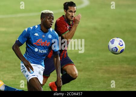 28 agosto 2020; Stadio Teofilo Patini, Castel di Sangro, Abruzzo, Italia; Calcio pre-stagione amichevole, Napoli contro l'Aquila Calcio 1927; Victor Osimhen di Napoli si rompe in avanti sulla palla Foto Stock