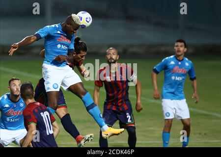 28 agosto 2020; Stadio Teofilo Patini, Castel di Sangro, Abruzzo, Italia; Calcio pre-stagione amichevole, Napoli contro l'Aquila Calcio 1927; Victor Osimhen di Napoli sale per vincere la testata e segnare per Napoli Foto Stock