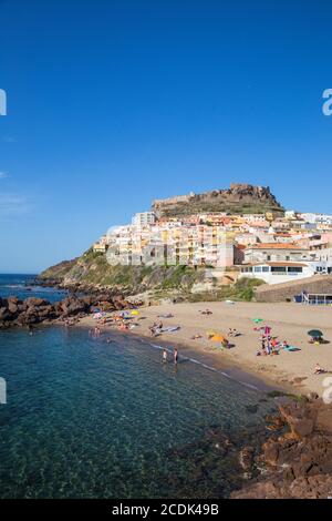 Italia, Sardegna, Provincia di Sassari, Castelsardo, Vista sulla spiaggia, la città vecchia e il castello antico Foto Stock