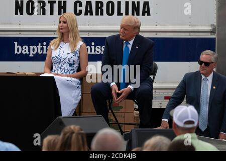 Ivanka Trump, il presidente Trump e il capo dello staff, Mark Meadows, ascoltano il successo del programma di alimentazione Food Box degli agricoltori alle famiglie Foto Stock