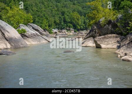 Grandi massi sotto le cascate Cumberland sul fiume Cumberland in Kentucky sud-orientale Foto Stock