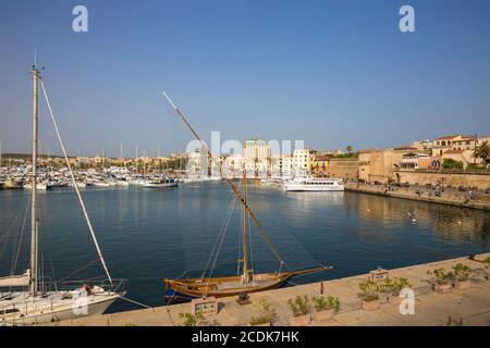 Italia, Sardegna, Alghero, Vista Marina, centro storico e città Foto Stock