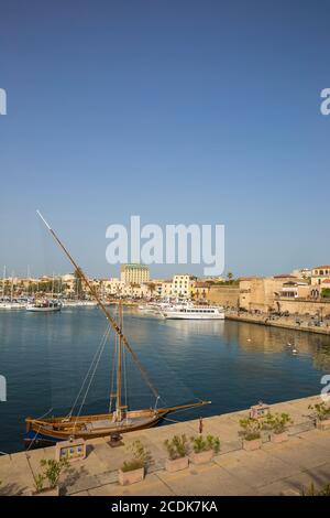 Italia, Sardegna, Alghero, Vista Marina, centro storico e città Foto Stock