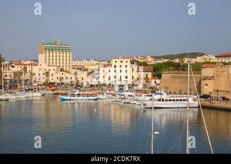 Italia, Sardegna, Alghero, Vista Marina, centro storico e città Foto Stock