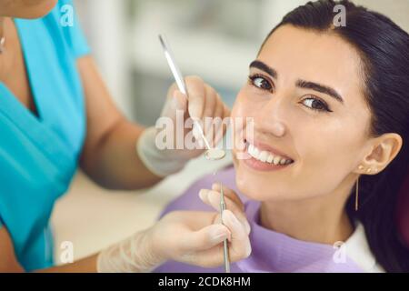 Donna con un bel sorriso che visita il dentista presso la clinica dentale. Foto Stock