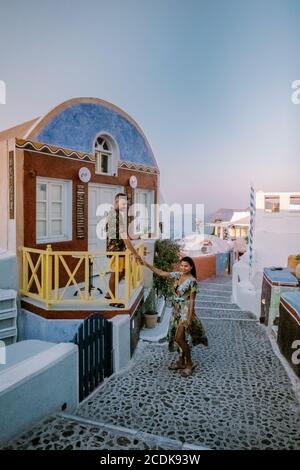 Santorini Grecia 2020 agosto, strade di Oia in una mattina presto con caffè e ristorante Foto Stock
