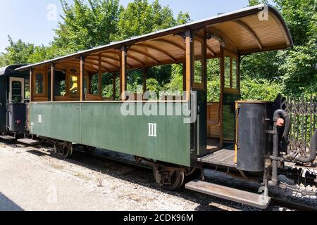 Una carrozza aperta di terza classe del treno a vapore a scartamento ridotto sul Steyrtal-Museumsbahn (Museo ferroviario Steyr Valley) a Steyr, Austria Foto Stock