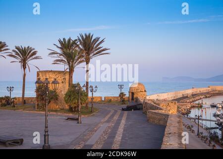 Italia, Sardegna, Alghero, Vista delle mura e della torre della città storica Foto Stock