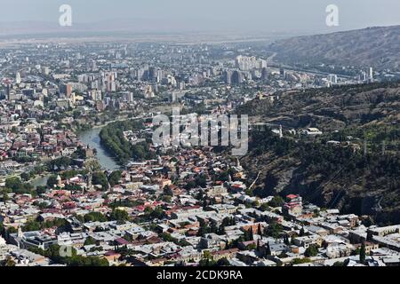 Vista panoramica di Tbilisi dal Monte Mtatsminda: Collina Sololaki, monumento Kartlis Deda, Fortezza Narikala e Fiume Kura. Repubblica di Georgia. Foto Stock