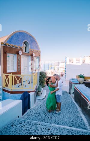 Santorini Grecia 2020 agosto, strade di Oia in una mattina presto con caffè e ristorante Foto Stock