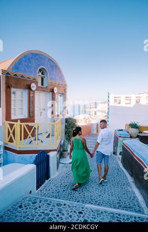 Santorini Grecia 2020 agosto, strade di Oia in una mattina presto con caffè e ristorante Foto Stock