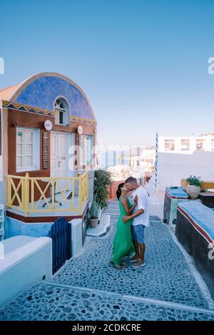 Santorini Grecia 2020 agosto, strade di Oia in una mattina presto con caffè e ristorante Foto Stock
