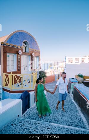 Santorini Grecia 2020 agosto, strade di Oia in una mattina presto con caffè e ristorante Foto Stock