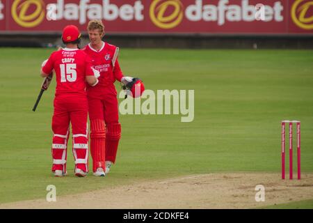 Chester le Street, Inghilterra, 27 agosto 2020. Steven Croft si congratula con Keaton Jennings del Lancashire per aver raggiunto il suo secolo contro Durham nella partita Vitality Blast a Riverside, Chester le Street. Foto Stock