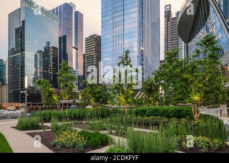 Parco all'esterno di River Point progettato da OJB Landscape Architecture Foto Stock