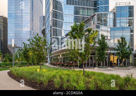 Parco all'esterno di River Point progettato da OJB Landscape Architecture Foto Stock