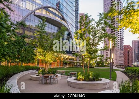 Parco all'esterno di River Point progettato da OJB Landscape Architecture Foto Stock