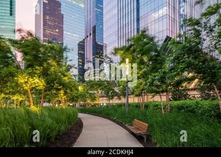 Parco all'esterno di River Point progettato da OJB Landscape Architecture Foto Stock