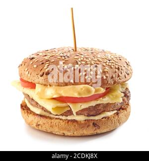 cheeseburger fresco e gustoso isolato su sfondo bianco Foto Stock