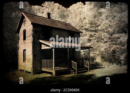Una casa poco invitante nei boschi. Foto Stock