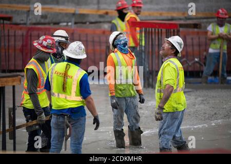 Austin, Texas, Stati Uniti. 22 agosto 2020. Gli equipaggi di calcestruzzo esperti conducono un'effrazione di mattina presto con lisciatura e sagomatura ai piani superiori di un alto garage di parcheggio nel centro di Austin su Augut 22, 2020. I grandi progetti di costruzione continuano senza arresto durante gli arresti del coronavirus in Texas. Credit: Bob Daemmrich/ZUMA Wire/Alamy Live News Foto Stock