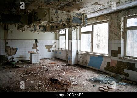 Cucina abbandonata e rovinata di mensa o ristorante di fabbrica chiuso. Foto Stock